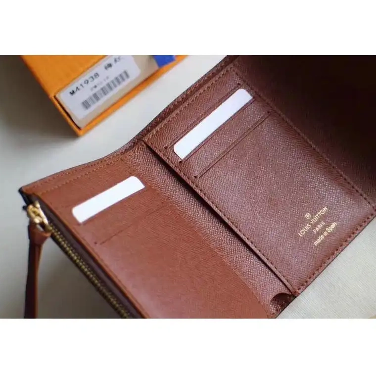 19T1L0479 Bags LV 0823